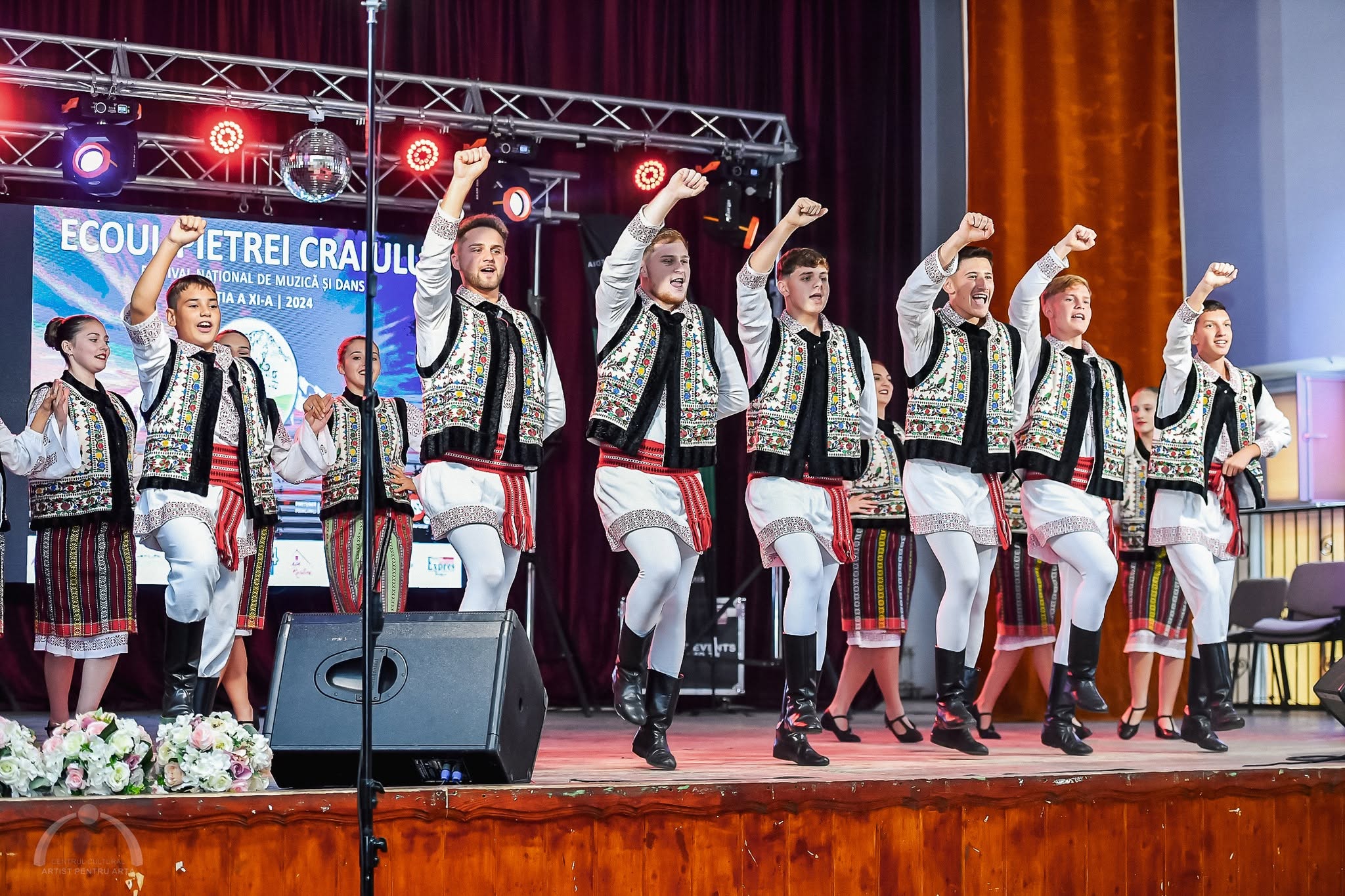 Atmosfera în sala festivalului