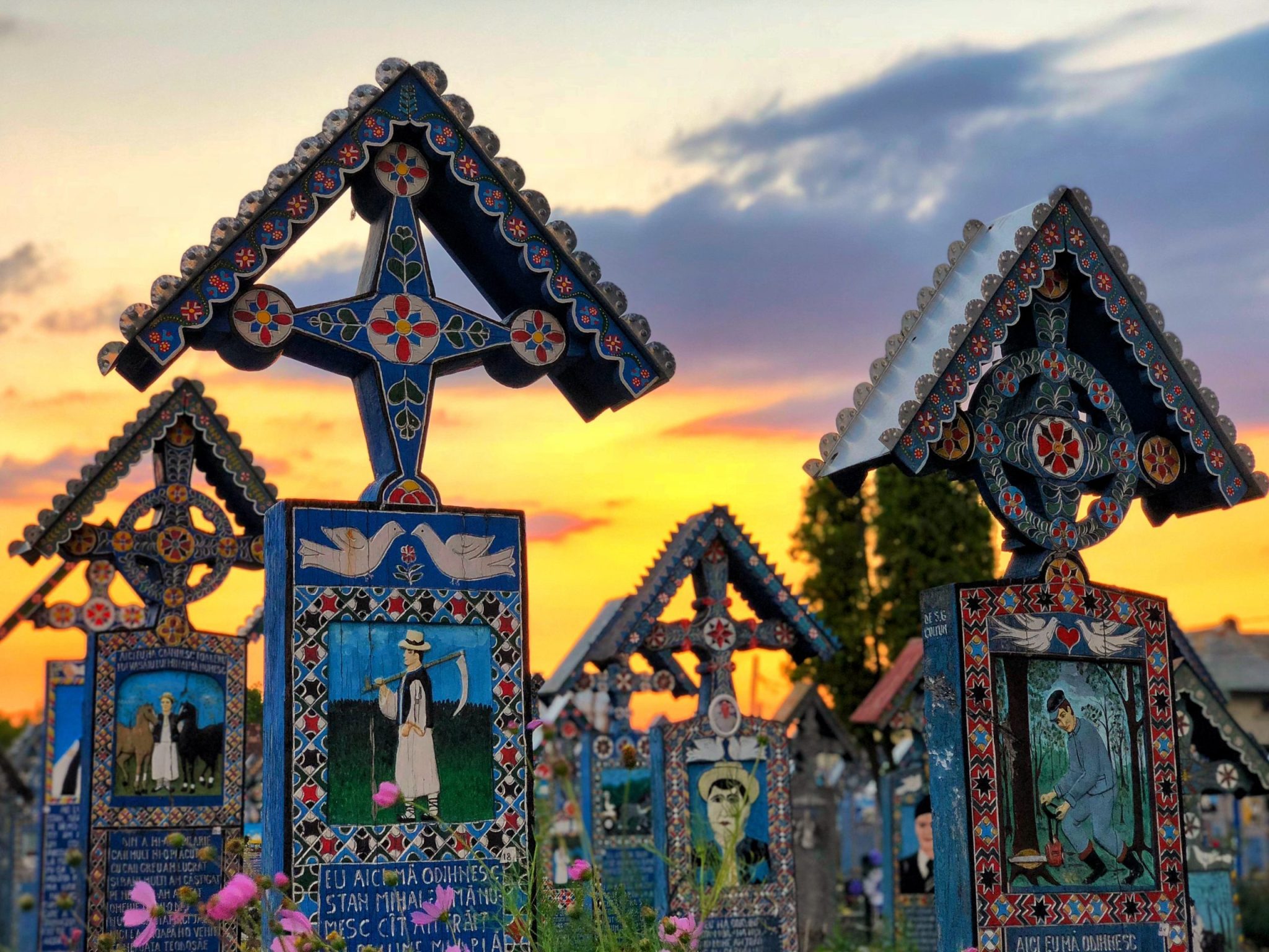 Cruci pictate din Cimitirul Vesel din Săpânța